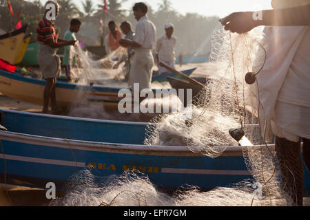 Fischer mit ihrem Netz, Murudeshwar, Karnataka, Indien, Asien Stockfoto