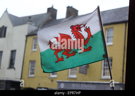 Walisische Flagge in einem Geschäft in Cowbridge Stockfoto