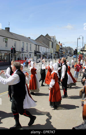 Welsh-Dance-Gruppe vor dem Rathaus in Cowbridge Stockfoto