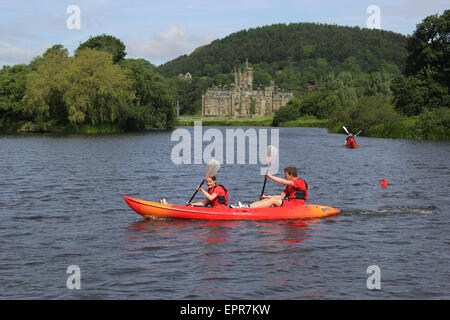 Kajakfahren auf Margam See in Margam Park Stockfoto