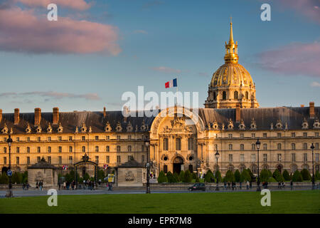 Abends über Hotel Napoleon les Invalides und Kuppel der Eglise saint louis des Invalides, Paris, Frankreich Stockfoto