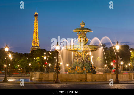 Fontaine des Fleuves - Brunnen der Flüsse am Place De La Concorde mit dem Eiffelturm über Paris Frankreich Stockfoto