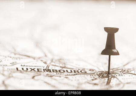 Vintage Sepia Effekt Luxemburg auf der Karte mit PIN. Destination Reisekonzept Stockfoto
