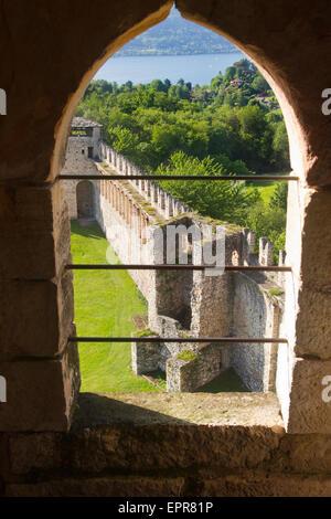 Blick aus dem Fenster im Inneren der Burg Rocca di Angera Lago Maggiore Italien Stockfoto