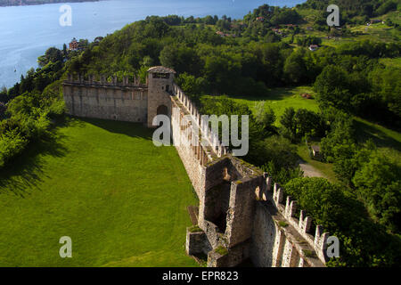 Blick auf den Lago Maggiore von Rocca di Angera in Italien Stockfoto