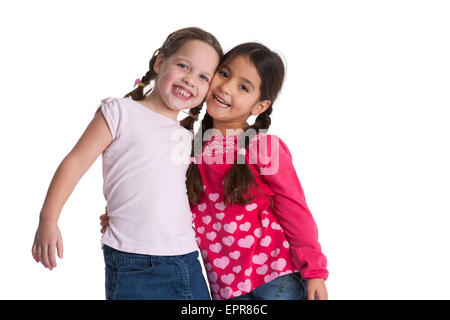 Porträt einer zwei glückliche fünf Jahre alten Freundinnen Stockfoto