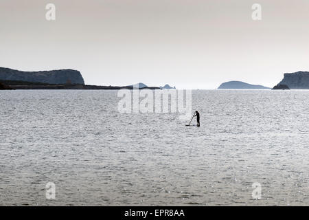 Silhouetten von Stand up Paddle Surfer (Paddel-Boarder) bei Sonnenuntergang. Ibiza-Küste Stockfoto