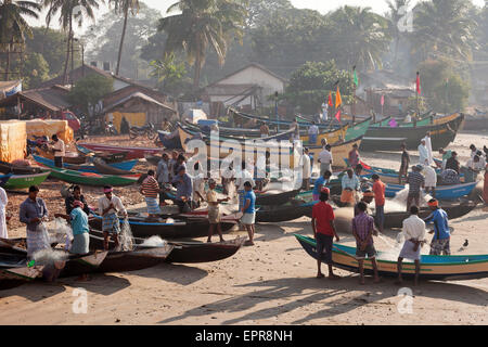 Angelboote/Fischerboote am Strand, Murudeshwar, Karnataka, Indien, Asien Stockfoto