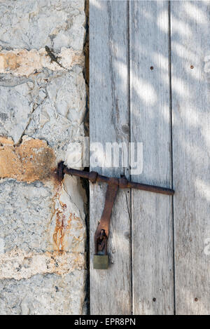 Metall Grunge Riegel auf der Holztür. Stockfoto