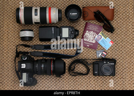 Professionelle Canon Fotoausrüstung inklusive Kameragehäuse und eine Auswahl an objektiven und Zubehör. Stockfoto