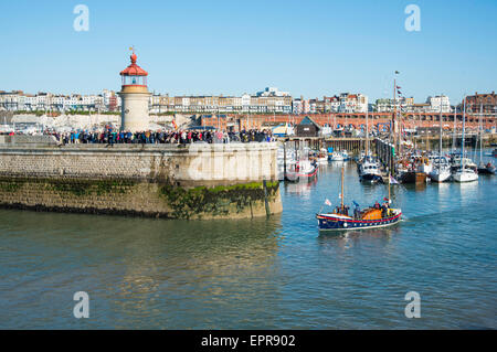 Ramsgate, Kent, UK 21. Mai 2015. Lucy Lavers, der ehemalige Aldeburgh Rettungsboot und Veteran der Dunkirk Evakuierung Ramsgate Royal Harbour für Dünkirchen Vormittag verlassen. Bildnachweis: Paul Martin/Alamy Live-Nachrichten Stockfoto