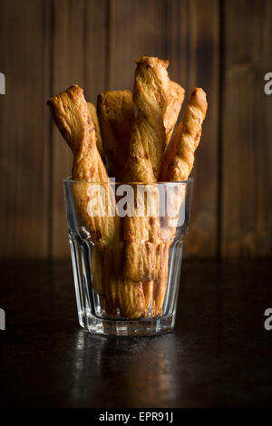 Brot-sticks mit Käse im Glas Stockfoto