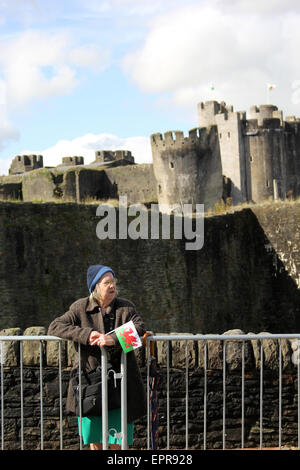 Warten auf die Tour of Britain Radrennen in Caerphilly Fan Stockfoto