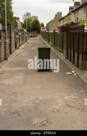 Wheelie Bin ein Schandfleck in Bradford, West Yorkshire Stockfoto