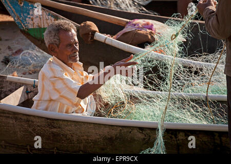 Fischer mit Netz, Murudeshwar, Karnataka, Indien, Asien Stockfoto