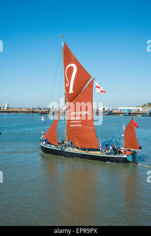 Ramsgate, Kent, UK. 21. Mai 2015. Themse Segeln Lastkahn und Dünkirchen Veteran, Greta Ramsgate Royal Harbour für Dünkirchen zu verlassen. Bildnachweis: Paul Martin/Alamy Live-Nachrichten Stockfoto