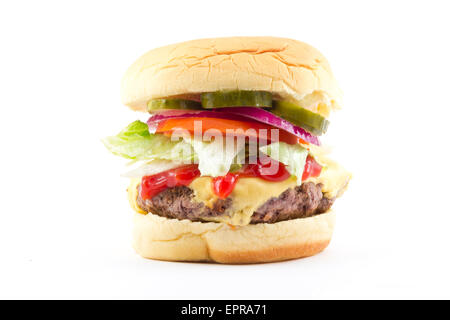 Cheeseburger mit allen Garnierungen isoliert auf weiss Stockfoto