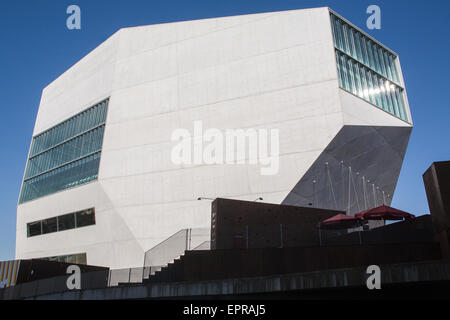 "Casa da Musica" ein großes Konzert Halle Platz beherbergt, die drei Orchester. Eröffnet im Jahr 2005 zu einem umstrittenen Preis von 100 Millionen Euro. Von niederländischen Architekten Rem Koolhaas entworfen. Porto, auch bekannt als Porto ist die zweitgrößte Stadt in Portugal. Liegt an der Mündung des Flusses Douro im Norden Portugals, Porto ist eines der ältesten europäischen Zentren und als Weltkulturerbe von der UNESCO eingetragen. Porto, Portugal. Stockfoto