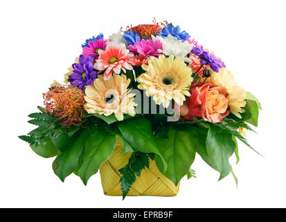 Die vernichtenden Frühlingsstrauß für die Freundin in einem gelben wattled Korb. Isoliert auf weiss Stockfoto
