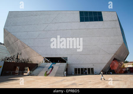 "Casa da Musica" ein großes Konzert Halle Platz beherbergt, die drei Orchester. Eröffnet im Jahr 2005 zu einem umstrittenen Preis von 100 Millionen Euro. Von niederländischen Architekten Rem Koolhaas entworfen. Porto, auch bekannt als Porto ist die zweitgrößte Stadt in Portugal. Liegt an der Mündung des Flusses Douro im Norden Portugals, Porto ist eines der ältesten europäischen Zentren und als Weltkulturerbe von der UNESCO eingetragen. Porto, Portugal. Stockfoto