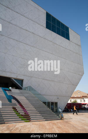 "Casa da Musica" ein großes Konzert Halle Platz beherbergt, die drei Orchester. Eröffnet im Jahr 2005 zu einem umstrittenen Preis von 100 Millionen Euro. Von niederländischen Architekten Rem Koolhaas entworfen. Porto, auch bekannt als Porto ist die zweitgrößte Stadt in Portugal. Liegt an der Mündung des Flusses Douro im Norden Portugals, Porto ist eines der ältesten europäischen Zentren und als Weltkulturerbe von der UNESCO eingetragen. Porto, Portugal. Stockfoto