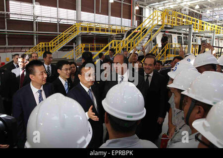 Rio De Janeiro, Brasilien. 20. Mai 2015. Der chinesische Ministerpräsident Li Keqiang spricht mit Arbeitern in Rio De Janeiro, Brasilien, 20. Mai 2015. Li dauerte eine Fahrt in einer Chinesisch-gebildete u-Bahn in Rio De Janeiro am Mittwoch. Bildnachweis: Liu Weibing/Xinhua/Alamy Live-Nachrichten Stockfoto