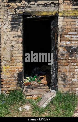 Tür des Hauses Ziegel auf dem Feuer brannte. Sonnigen Tag Stockfoto