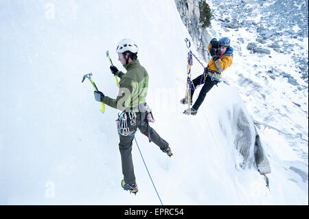 Ein Fotograf fotografiert ein Eiskletterer in Kalifornien. Stockfoto