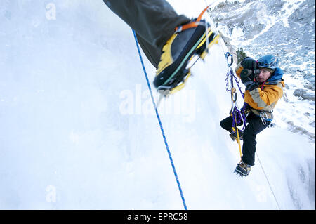 Ein Fotograf fotografiert ein Eiskletterer in Kalifornien. Stockfoto