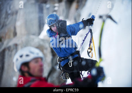 Ein Fotograf fotografiert ein Eiskletterer in Kalifornien. Stockfoto