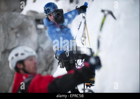 Ein Fotograf fotografiert ein Eiskletterer in Kalifornien. Stockfoto