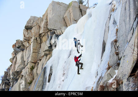 Ein Fotograf fotografiert ein Eiskletterer in Kalifornien. Stockfoto