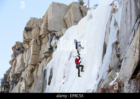 Ein Fotograf fotografiert ein Eiskletterer in Kalifornien. Stockfoto