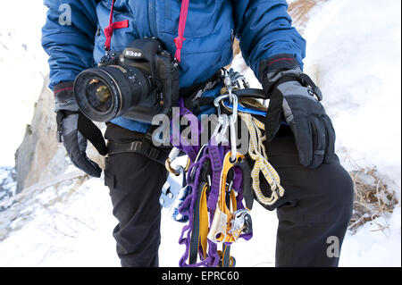 Ein Fotograf fotografiert ein Eiskletterer in Kalifornien. Stockfoto