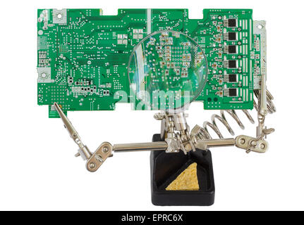 Das Gerät mit einem Objektiv für die Reparatur und Kontrolle über die elektronische Platine-Konzept. Isoliert mit Patch. Nur standar Stockfoto