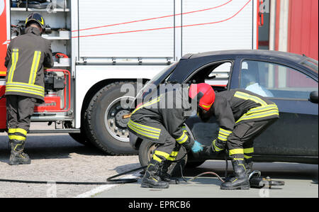 Praxis der Feuerwehrleute in die Feuerwache und Simulation von Verkehrsunfällen Stockfoto