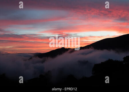 Sonnenaufgang an einem nebligen Morgen über die Sierra de Grazemelas, Andalusien, Spanien Stockfoto