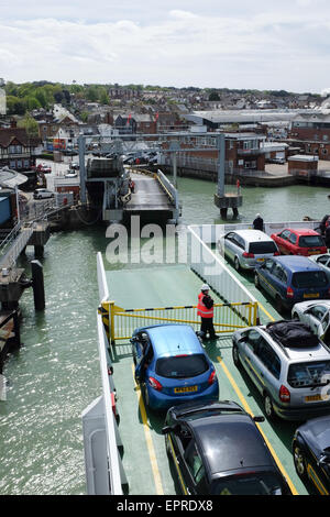 Die Aussicht vom Red Funnel Fähren als es nähert sich East Cowes Fähren-terminal auf der Isle Of Wight, England. Stockfoto