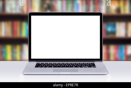 Vorderansicht des modernen Laptop-Modell mit weißen leeren Bildschirm auf dem Schreibtisch. Büroraum im Hintergrund. Stockfoto