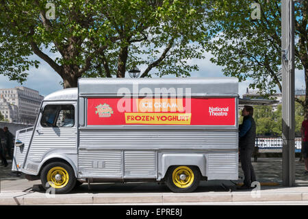 Van, Verkauf von Eis und gefrorenen Joghurt außerhalb des Nationaltheaters an der South Bank, London. Stockfoto