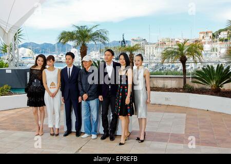 Cannes, Frankreich. 21. Mai 2015. (Von links nach rechts) Darsteller Shu Qi, Hsin-Ying Hsieh, Tsumabuki Satoshi, Regisseur Hou Hsiao-Hsien, Darstellern, Chang Chen, Zhou Yun und Fang-Yi Sheu für Fotos für den Film "Nie Yinniang" (der Mörder) bei dem Fototermin bei den 68. Filmfestspielen in Cannes, Frankreich, am 21. Mai 2015 posieren. Der Film "Nie Yinniang" (der Mörder) würde am Donnerstag bei den 68. Filmfestspielen von Cannes premiere. Bildnachweis: Zhou Lei/Xinhua/Alamy Live-Nachrichten Stockfoto
