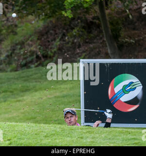 London, UK. 20. Mai 2015.  Luke Donald England) trifft aus einem Bunker während der BMW PGA Championship 2015 pro-am im Wentworth Club, Surrey. Bildnachweis: Stephen Chung / Alamy Live News Stockfoto