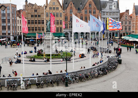 Marktplatz Markt Brügge Brügge mit Fahnen Stockfoto