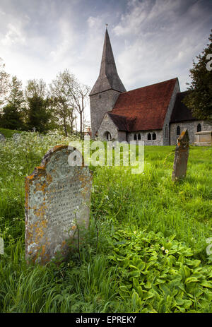 Berwick Kirche und Grab Hof in der Nähe von Touristenort, West Sussex im zeitigen Frühjahr Grade 1 denkmalgeschützten Gebäude Stockfoto