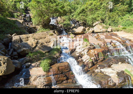 Wasserfälle auf Ramboda Oya Fluss, Ramboda, Nuwara Eliya, Central Province, Sri Lanka, Asien Stockfoto