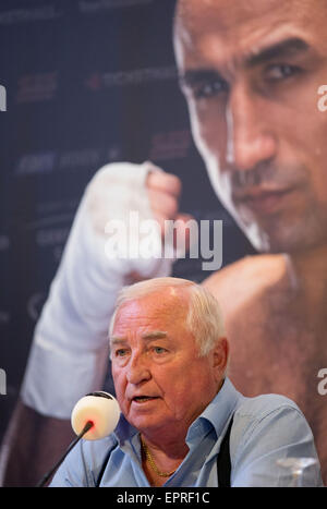 Halle, Deutschland. 21. Mai 2015. Coach Ulli Wegner spricht auf einer Pressekonferenz für die WBO Weltmeisterschaften super-Mittelgewichts-Boxkampf zwischen Abraham und Stieglitz im Gerry Weber Stadion in Halle, Deutschland, 21. Mai 2015. Foto: FRISO GENTSCH/Dpa/Alamy Live News Stockfoto