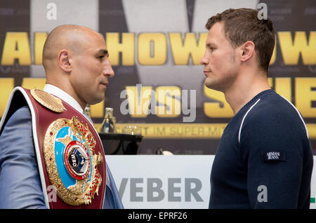 Halle, Deutschland. 21. Mai 2015. World Boxing Organization (WBO) Weltmeister Arthur Abraham (L) und Welt-Meisterschaften Herausforderer Robert Stieglitz stehen nebeneinander auf einer Pressekonferenz für die WBO Weltmeisterschaften super-Mittelgewichts-Boxkampf im Gerry Weber Stadion in Halle, Deutschland, 21. Mai 2015. Foto: FRISO GENTSCH/Dpa/Alamy Live News Stockfoto