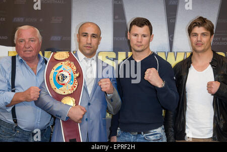 Halle, Deutschland. 21. Mai 2015. Coach Ulli Wegner (L-R), stehen Weltmeister Arthur Abraham, Welt-WM-Herausforderer Robert Stieglitz und Trainer Dirk Dzemski World Boxing Organization (WBO) auf einer Pressekonferenz für die WBO Weltmeisterschaften super-Mittelgewichts-Boxkampf im Gerry Weber Stadion in Halle, Deutschland, 21. Mai 2015. Foto: FRISO GENTSCH/Dpa/Alamy Live News Stockfoto