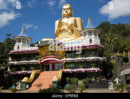 Riesigen goldenen Buddha-Statue in Dambulla cave Tempel-Komplex, Sri Lanka, Asien Stockfoto