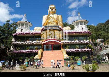 Riesigen goldenen Buddha-Statue in Dambulla cave Tempel-Komplex, Sri Lanka, Asien Stockfoto